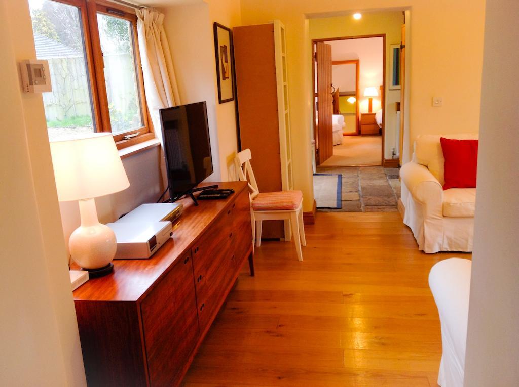 Вилла Whitley Coach House Номер фото