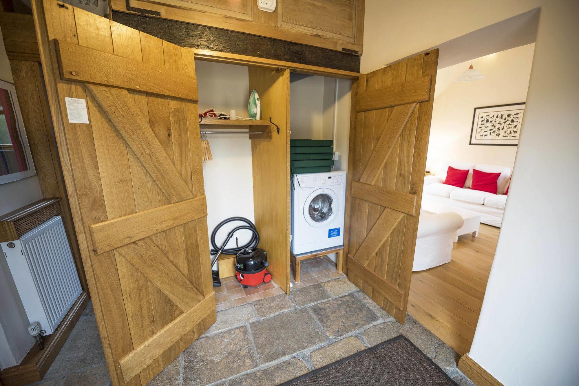 Вилла Whitley Coach House Экстерьер фото